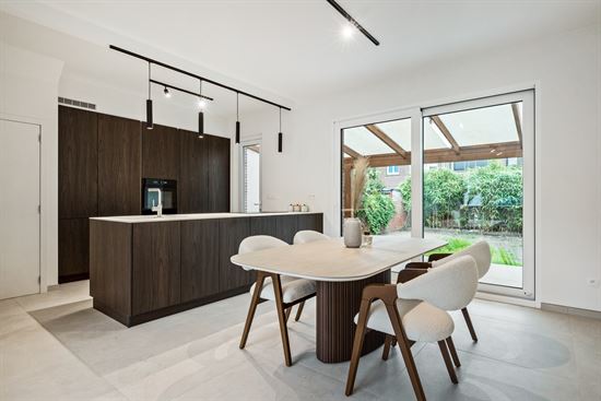 Instapklare vernieuwbouw woning met tuin in een doodlopende straat