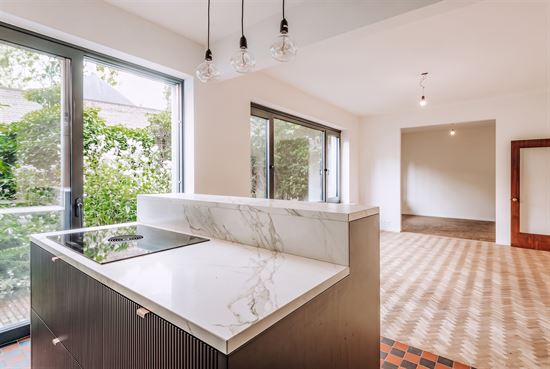 Charmant gelijkvloers met ruime tuin op toplocatie