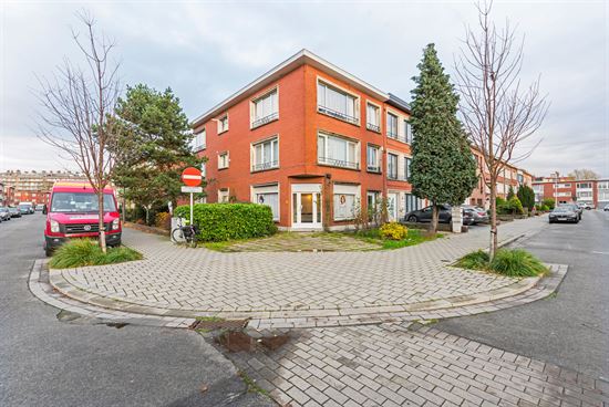 Goed gelegen Te renoveren appartement in kleinschalig gebouw.