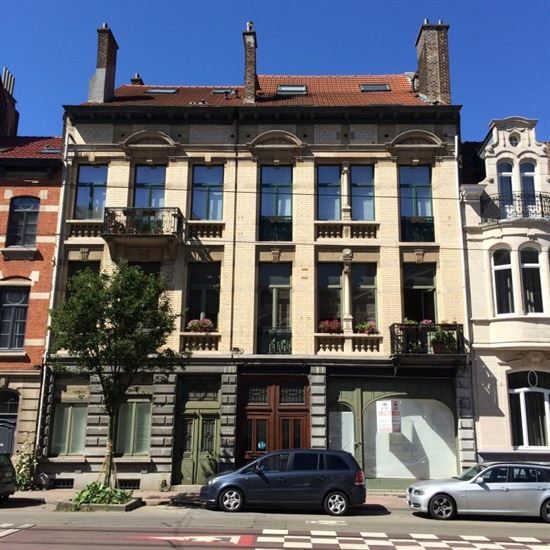 Duplexappartement in verzorgd gebouw met ruime tuin.