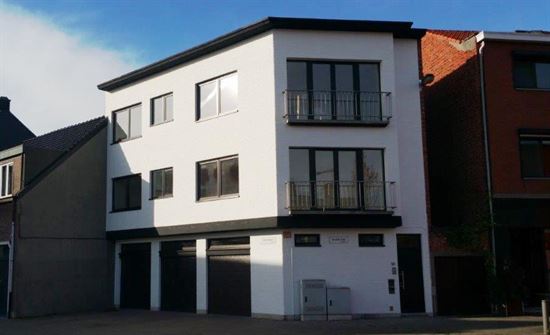 Prachtig gerenoveerd opbrengsteigendom met 2 appartementen en 3 garageboxen