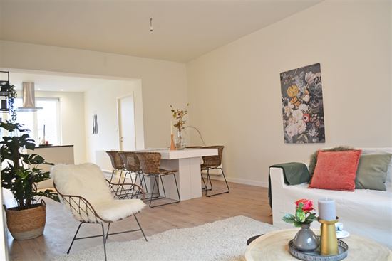 Gerenoveerd appartement met tuin en autostaanplaats