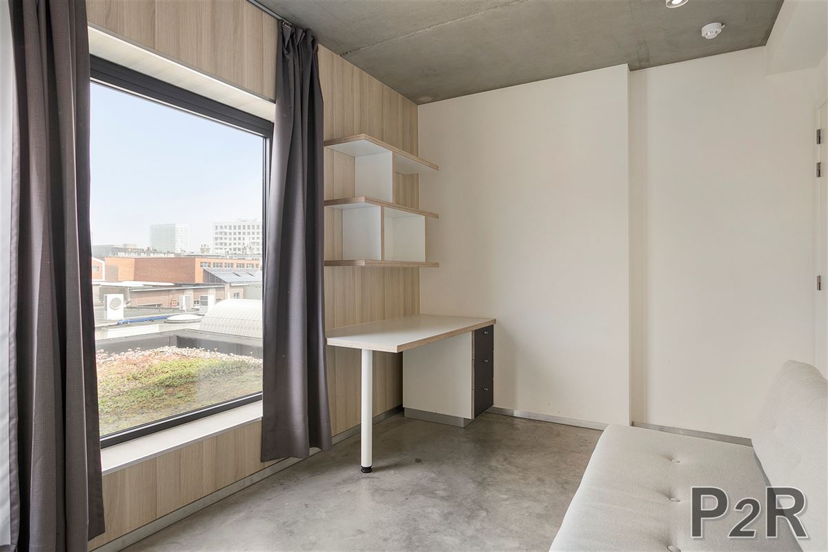 Luxe studentenkamer met uitzicht op groen dak