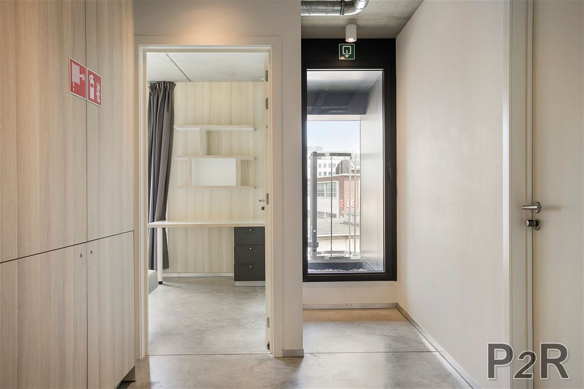 Luxe studentenkamer met uitzicht op groen dak