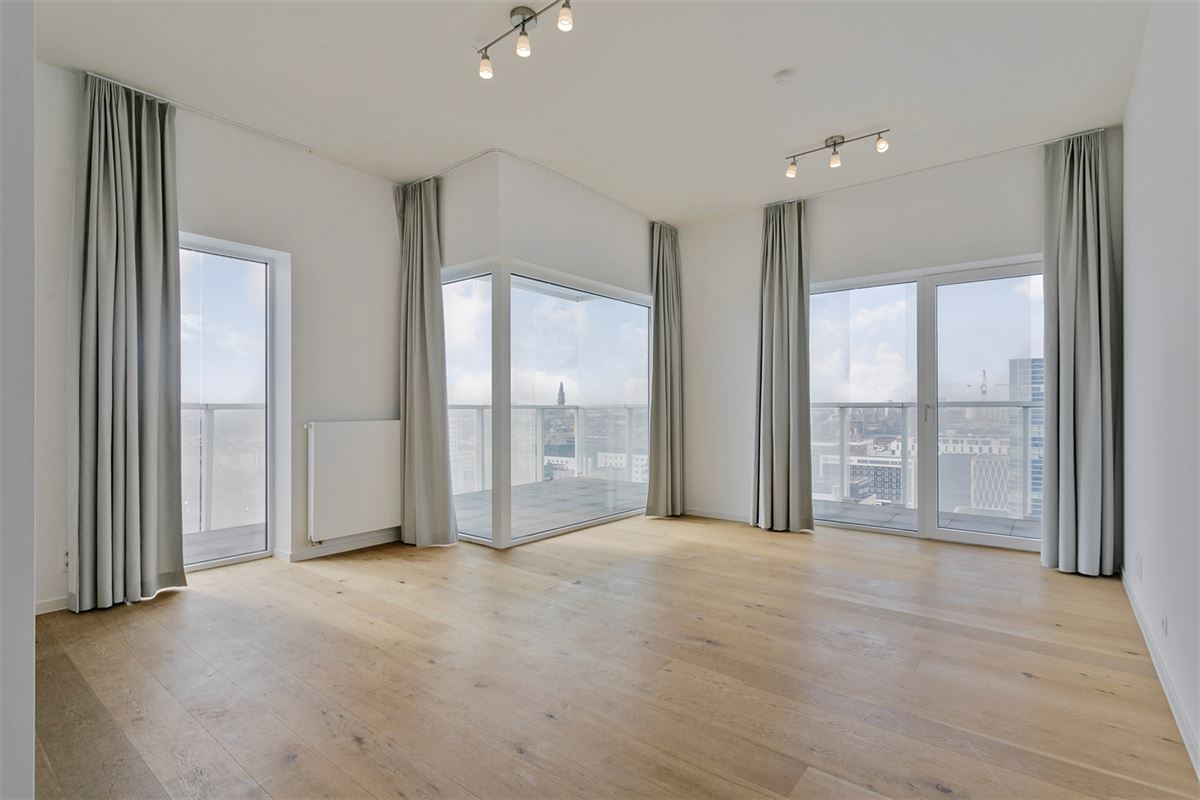 Hoekappartement met skyline over Antwerpen