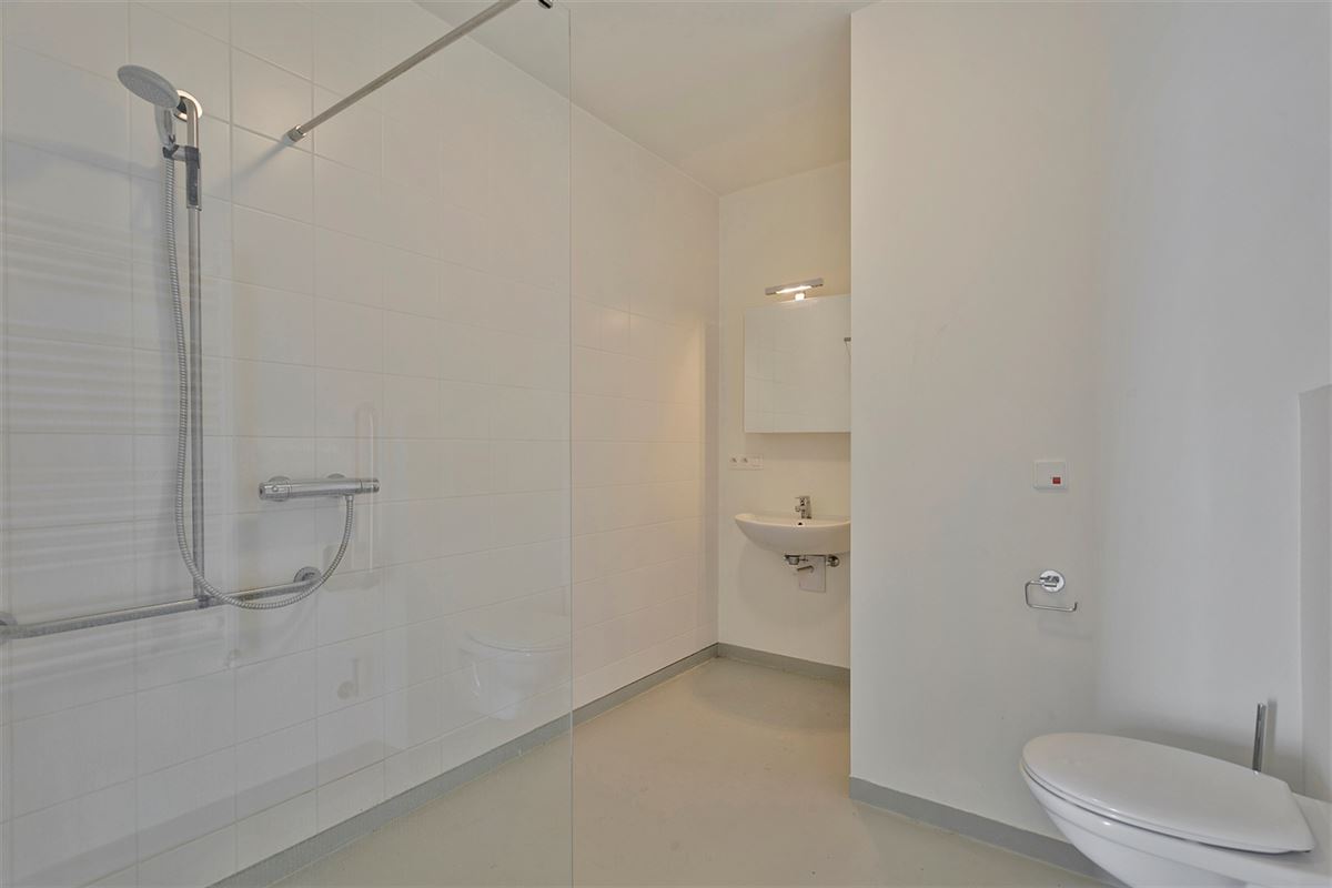 Hoekappartement met skyline over Antwerpen