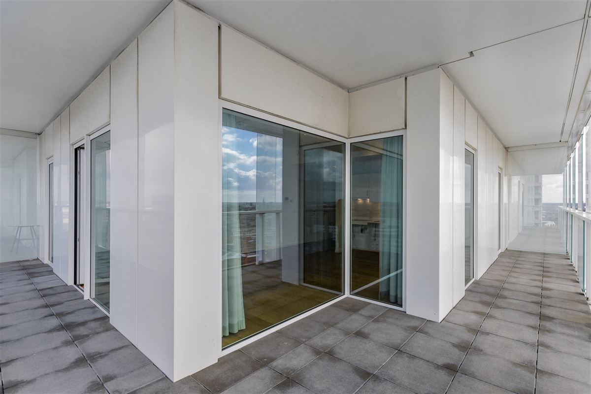 Hoekappartement met skyline over Antwerpen