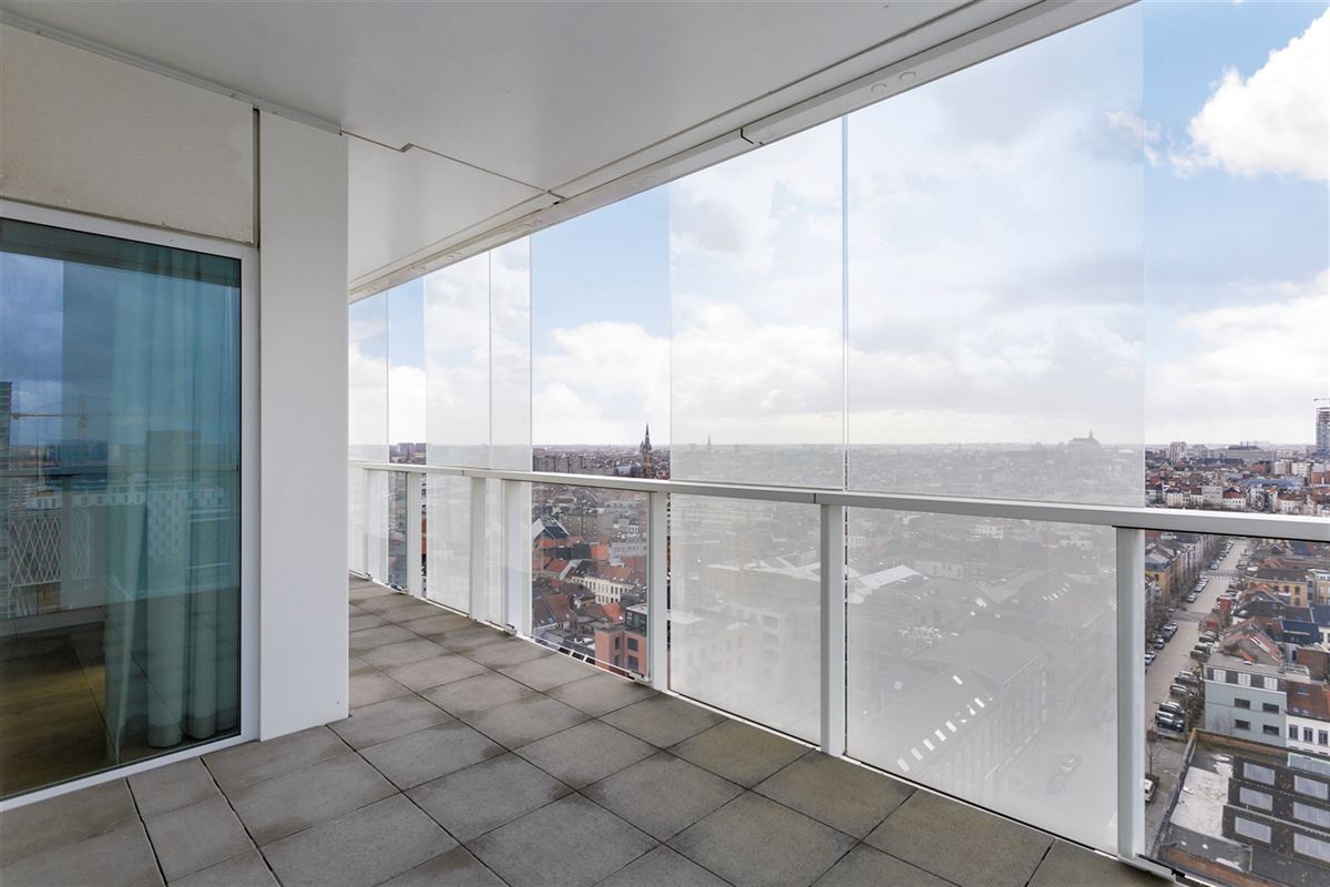 Hoekappartement met skyline over Antwerpen
