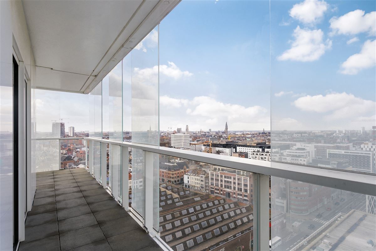 Hoekappartement met skyline over Antwerpen