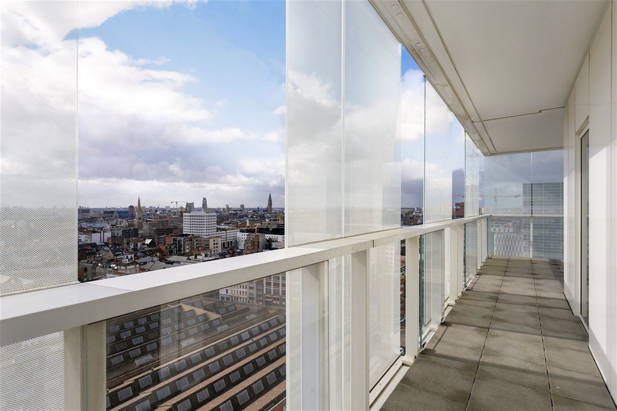 Hoekappartement met skyline over Antwerpen
