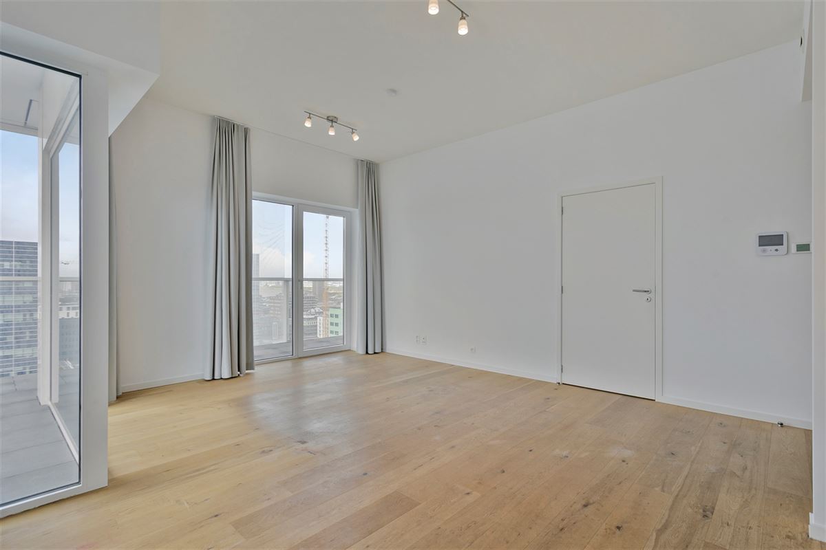 Hoekappartement met skyline over Antwerpen