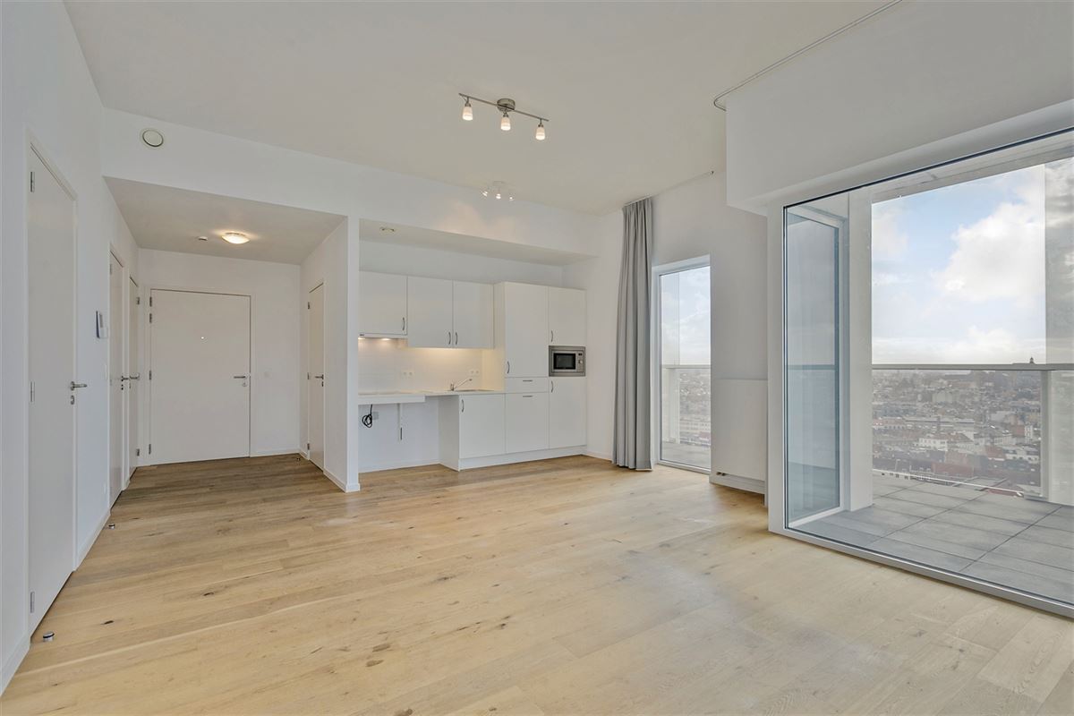 Hoekappartement met skyline over Antwerpen