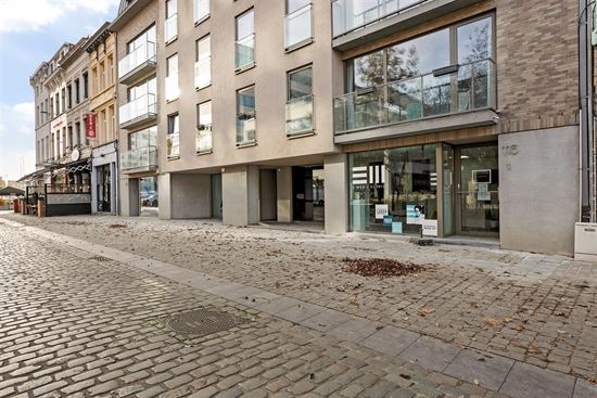 Handelsruimte van ca 129m² met terras aan het Eilandje