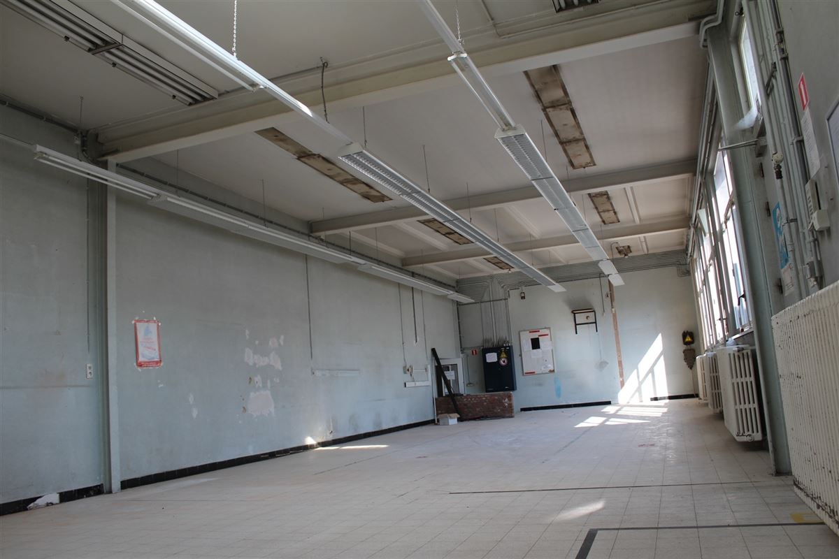 Magazijn met bureel