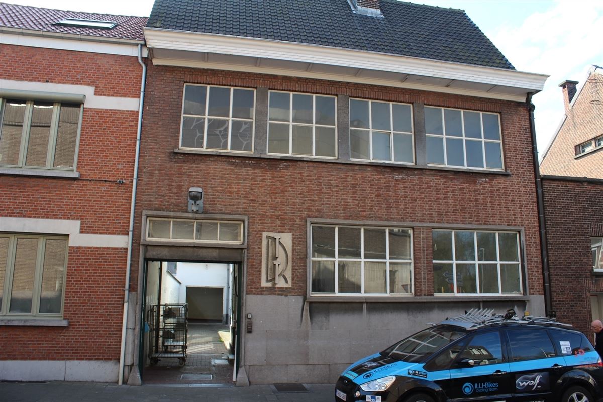 Magazijn met bureel