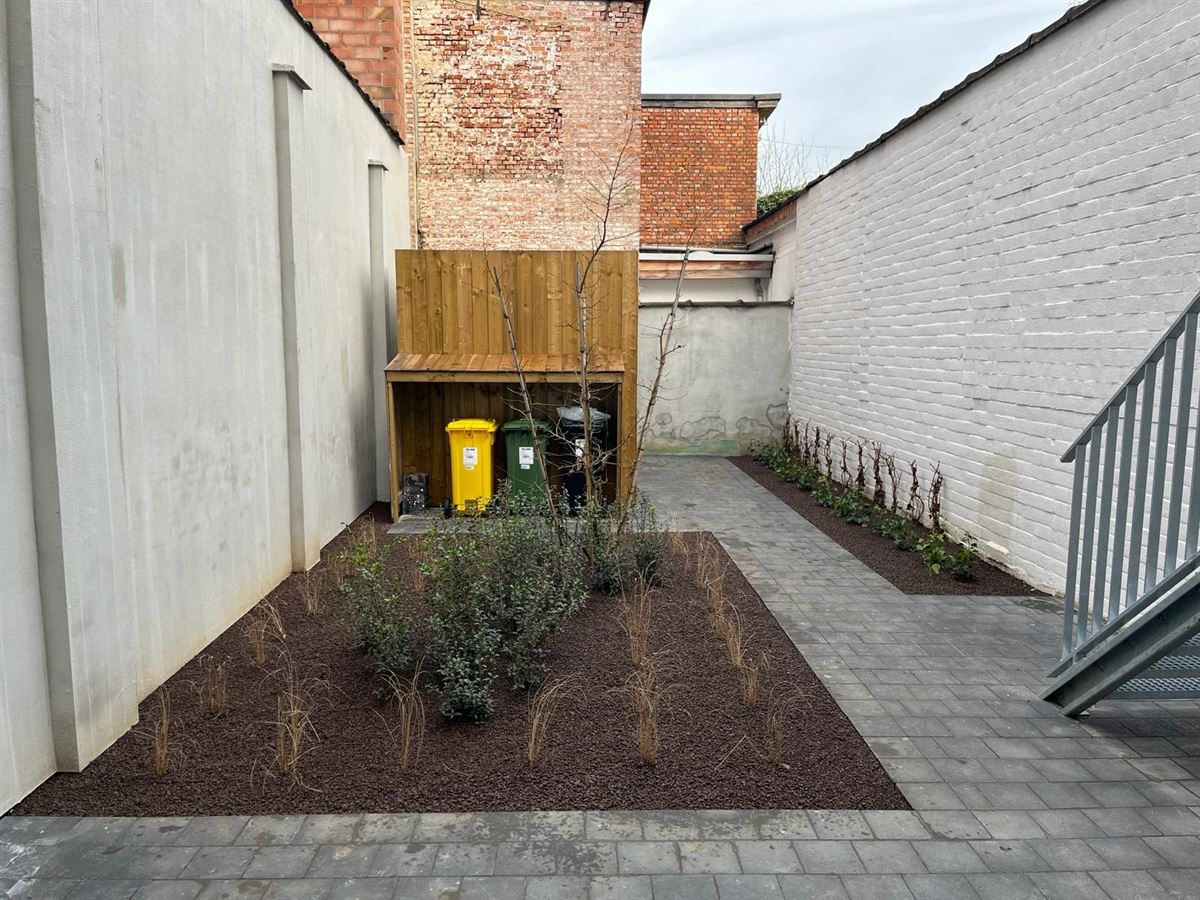 Gerenoveerd duplex appartement met tuin