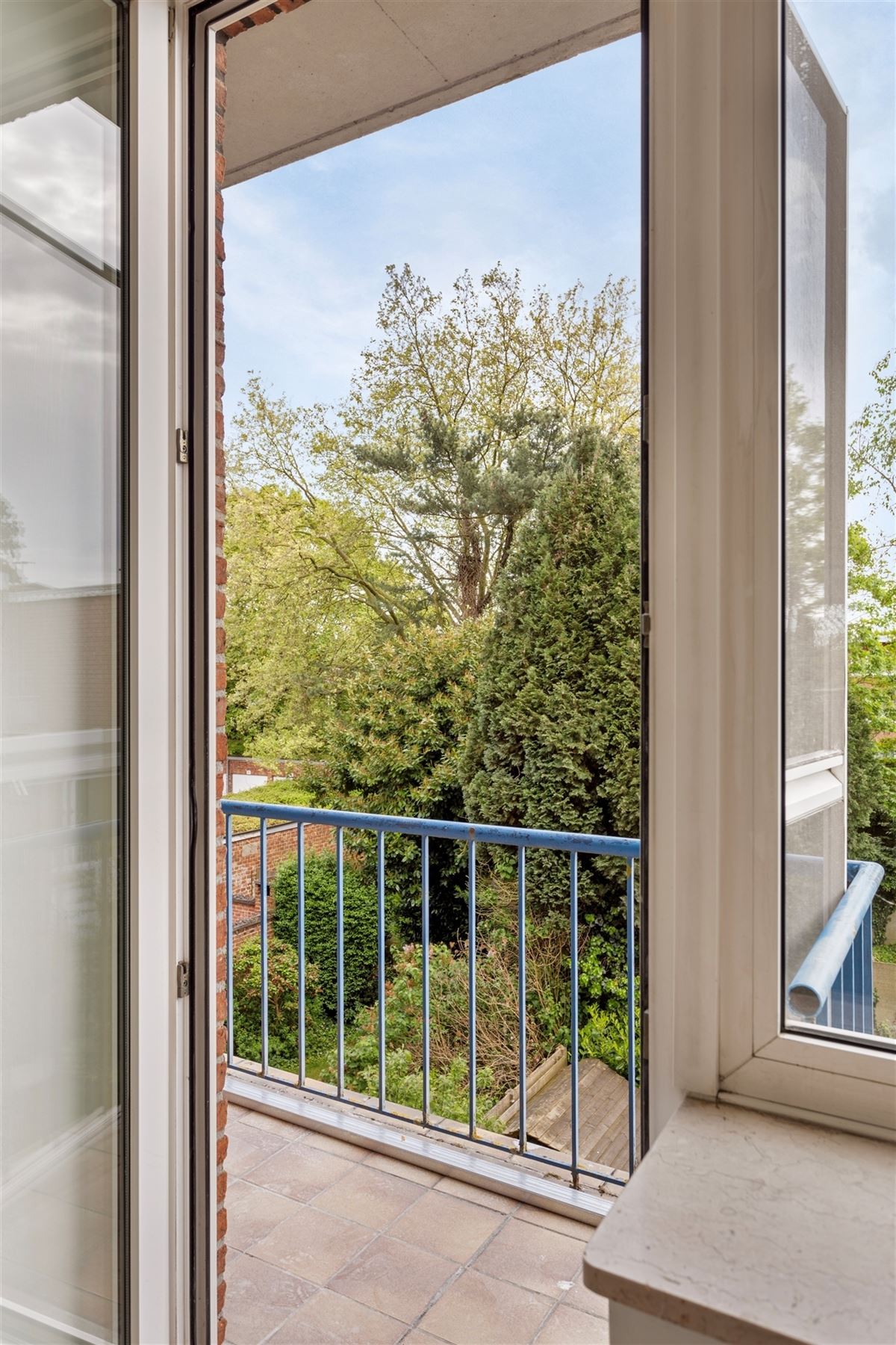 Wilrijk : trendy en cosy gerenoveerd 2 slaapkamer appartement met veel lichtinval + Z-terras.