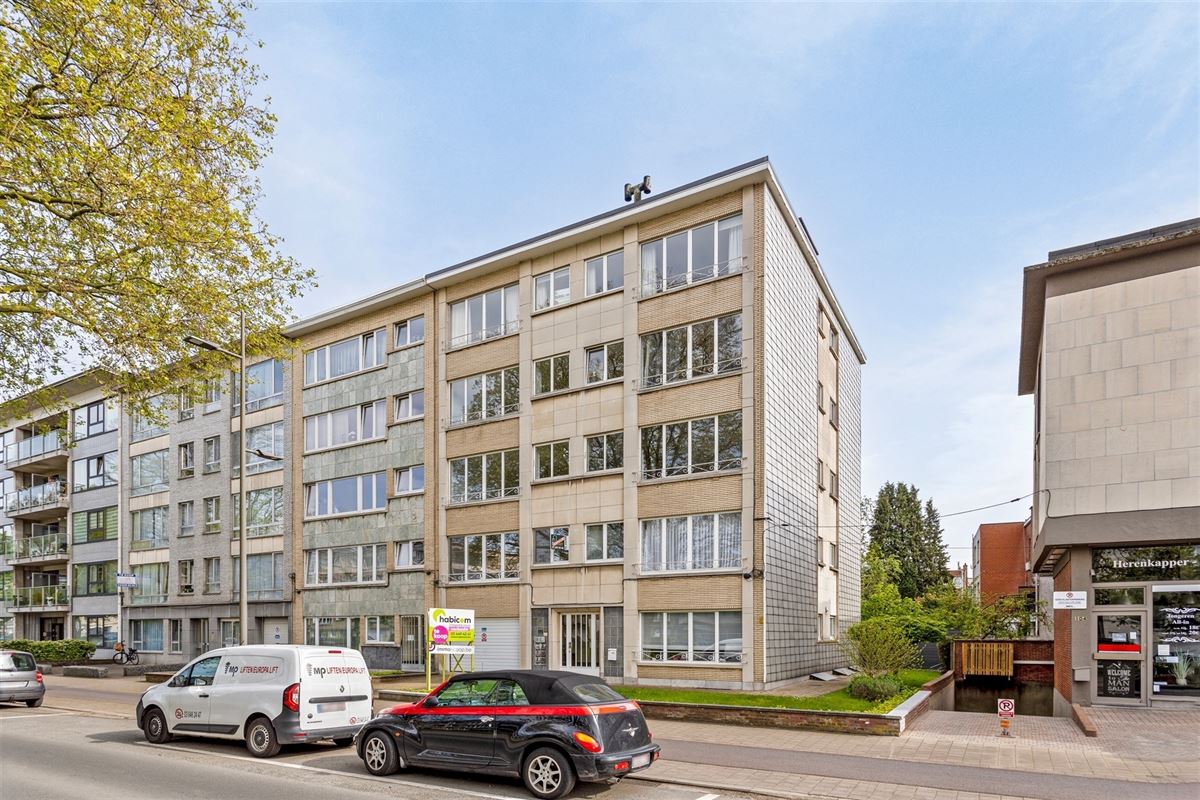 Wilrijk : trendy en cosy gerenoveerd 2 slaapkamer appartement met veel lichtinval + Z-terras.