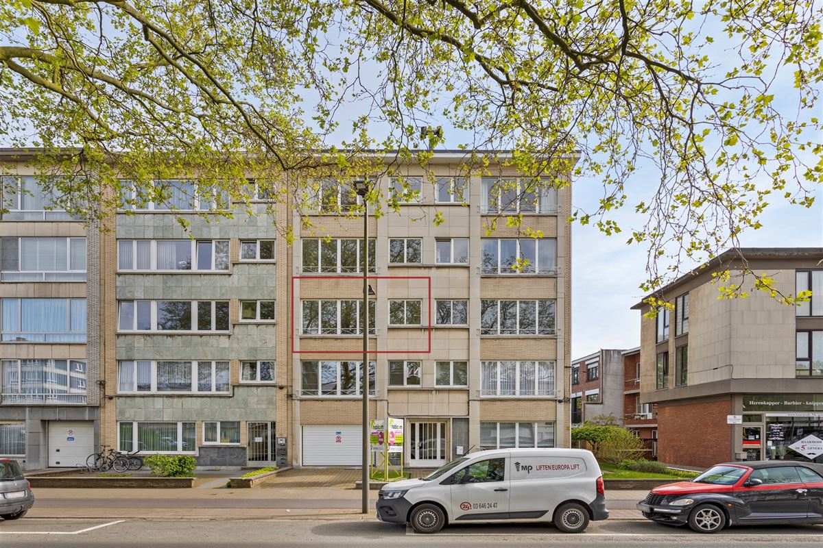 Wilrijk : trendy en cosy gerenoveerd 2 slaapkamer appartement met veel lichtinval + Z-terras.