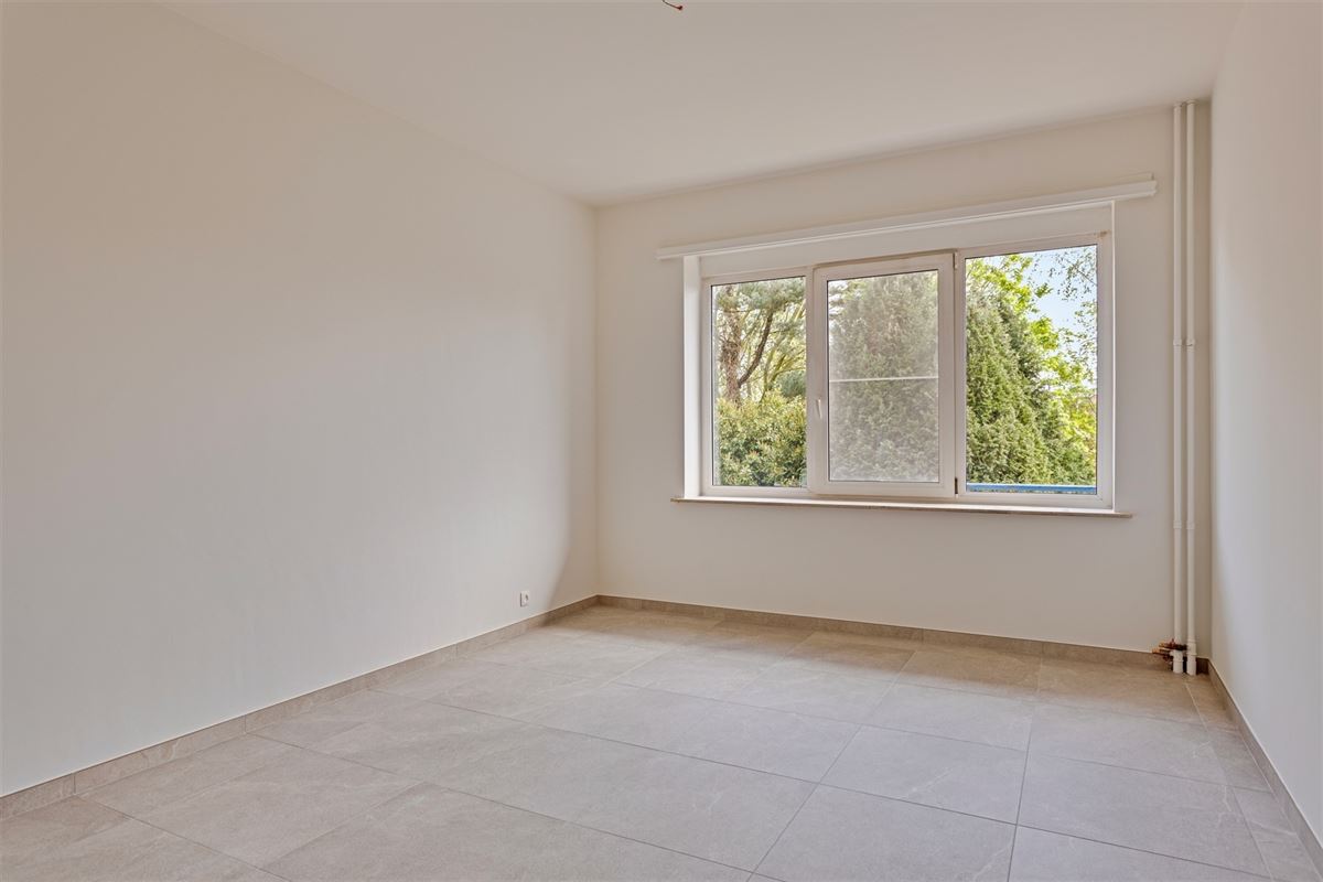 Wilrijk : trendy en cosy gerenoveerd 2 slaapkamer appartement met veel lichtinval + Z-terras.