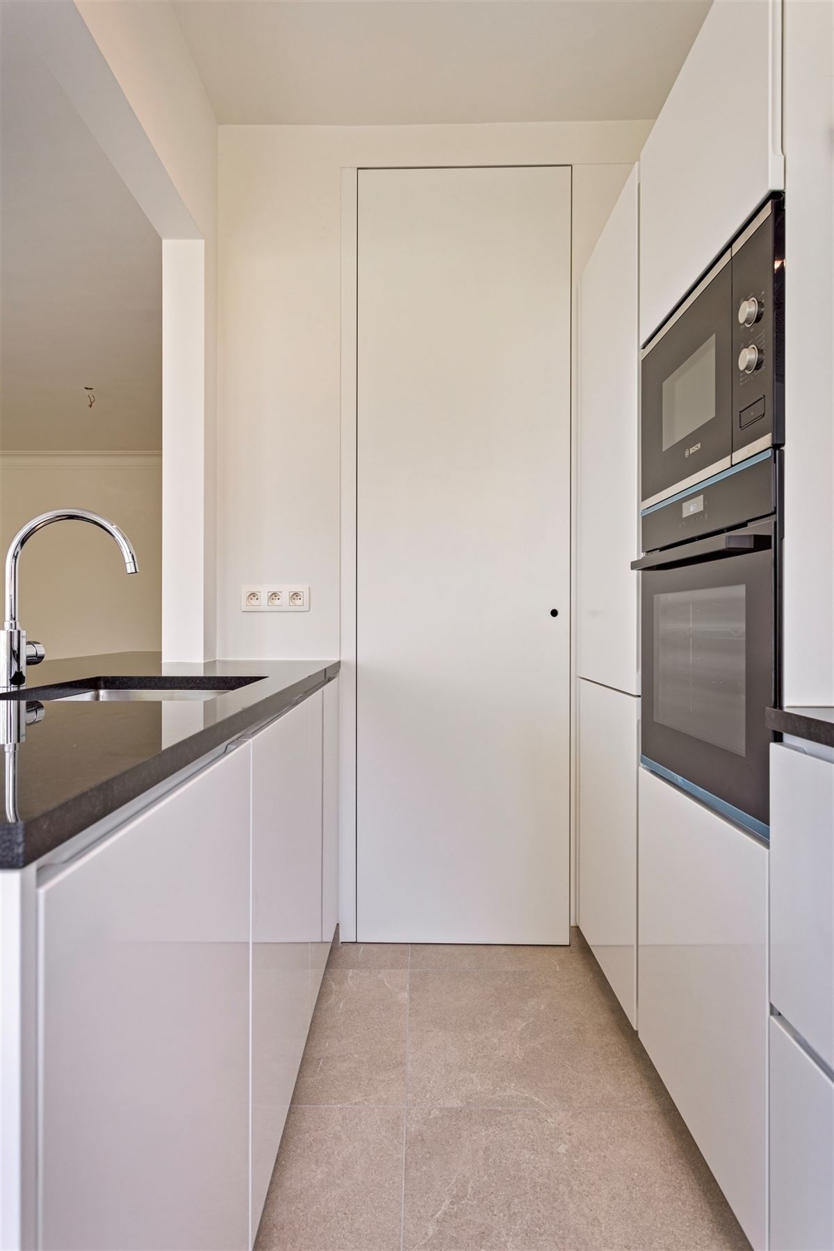 Wilrijk : trendy en cosy gerenoveerd 2 slaapkamer appartement met veel lichtinval + Z-terras.