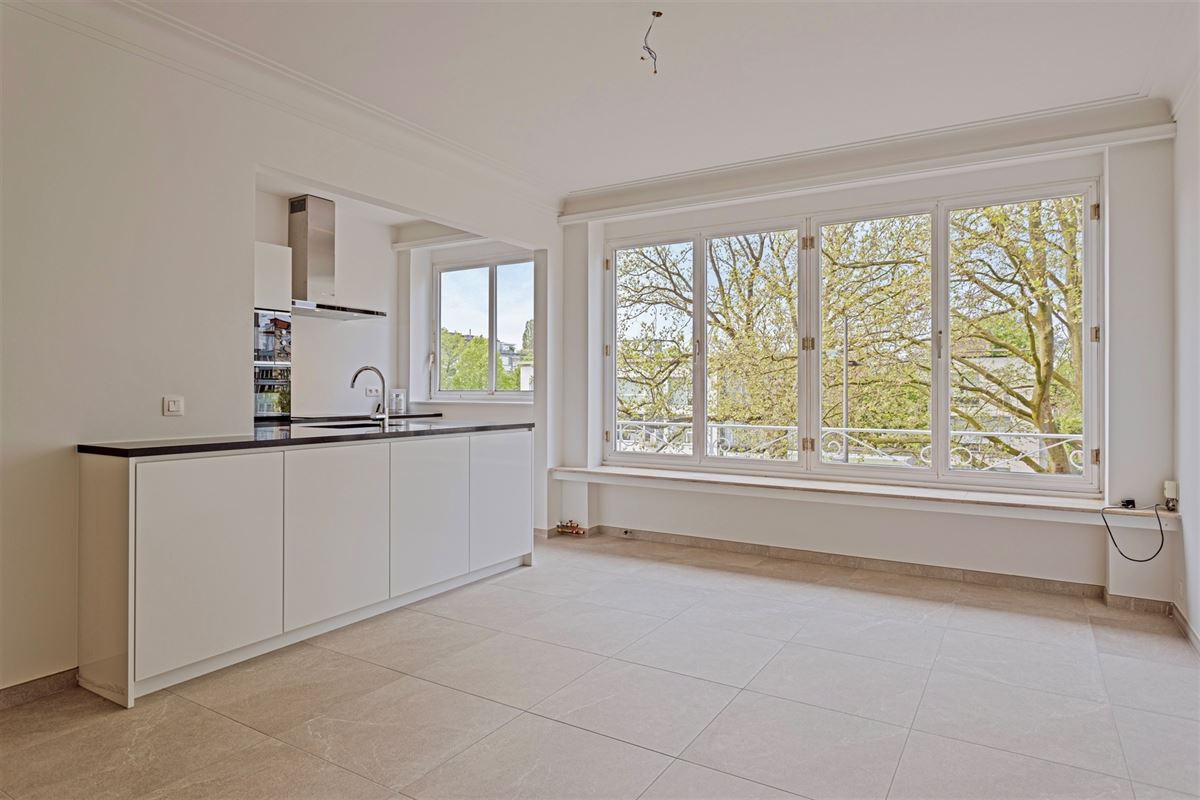 Wilrijk : trendy en cosy gerenoveerd 2 slaapkamer appartement met veel lichtinval + Z-terras.