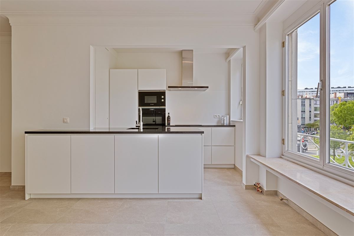 Wilrijk : trendy en cosy gerenoveerd 2 slaapkamer appartement met veel lichtinval + Z-terras.