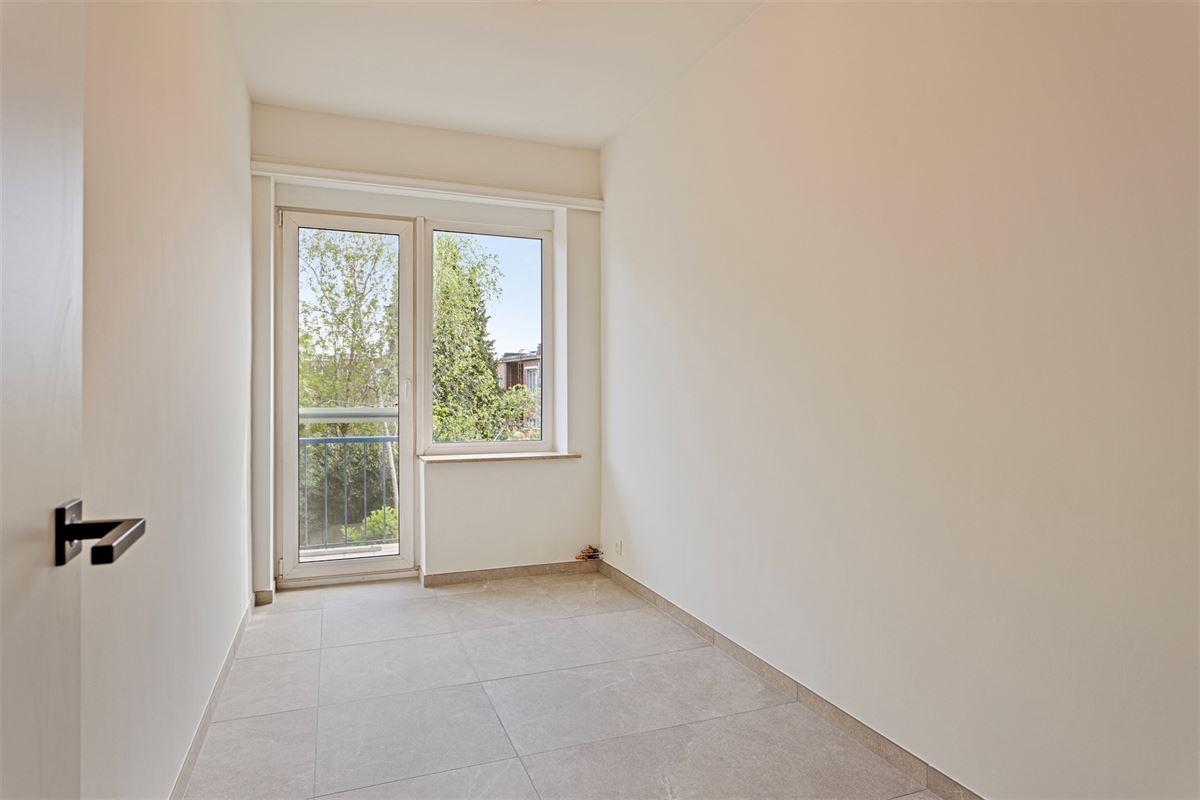 Wilrijk : trendy en cosy gerenoveerd 2 slaapkamer appartement met veel lichtinval + Z-terras.