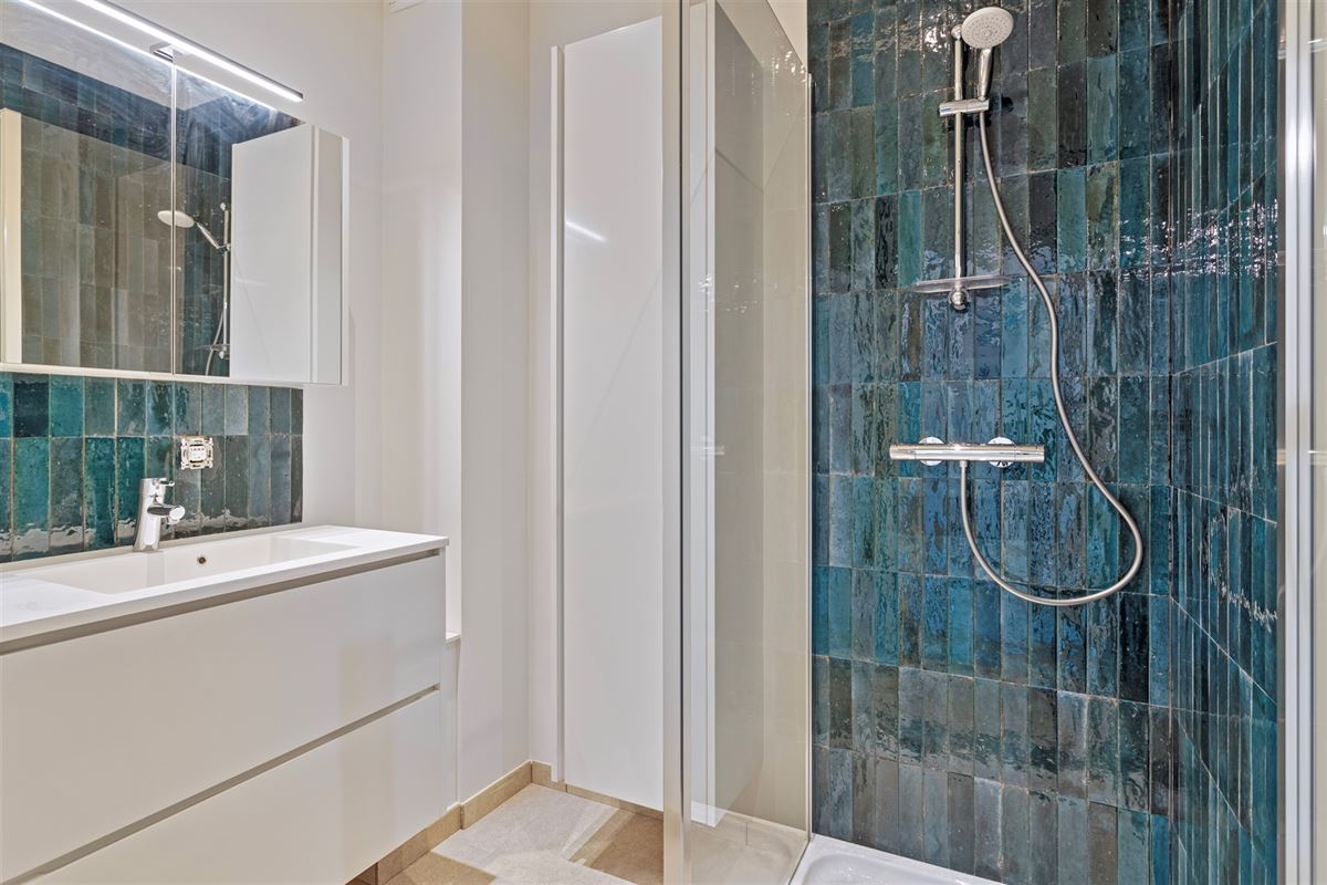 Wilrijk : trendy en cosy gerenoveerd 2 slaapkamer appartement met veel lichtinval + Z-terras.