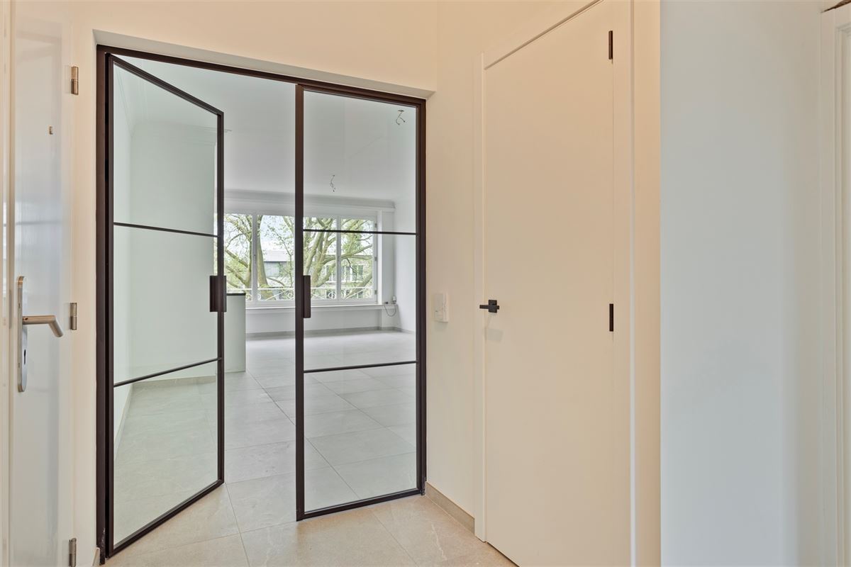 Wilrijk : trendy en cosy gerenoveerd 2 slaapkamer appartement met veel lichtinval + Z-terras.