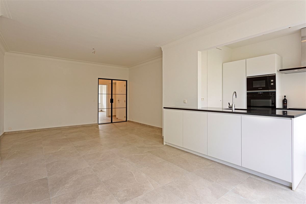 Wilrijk : trendy en cosy gerenoveerd 2 slaapkamer appartement met veel lichtinval + Z-terras.