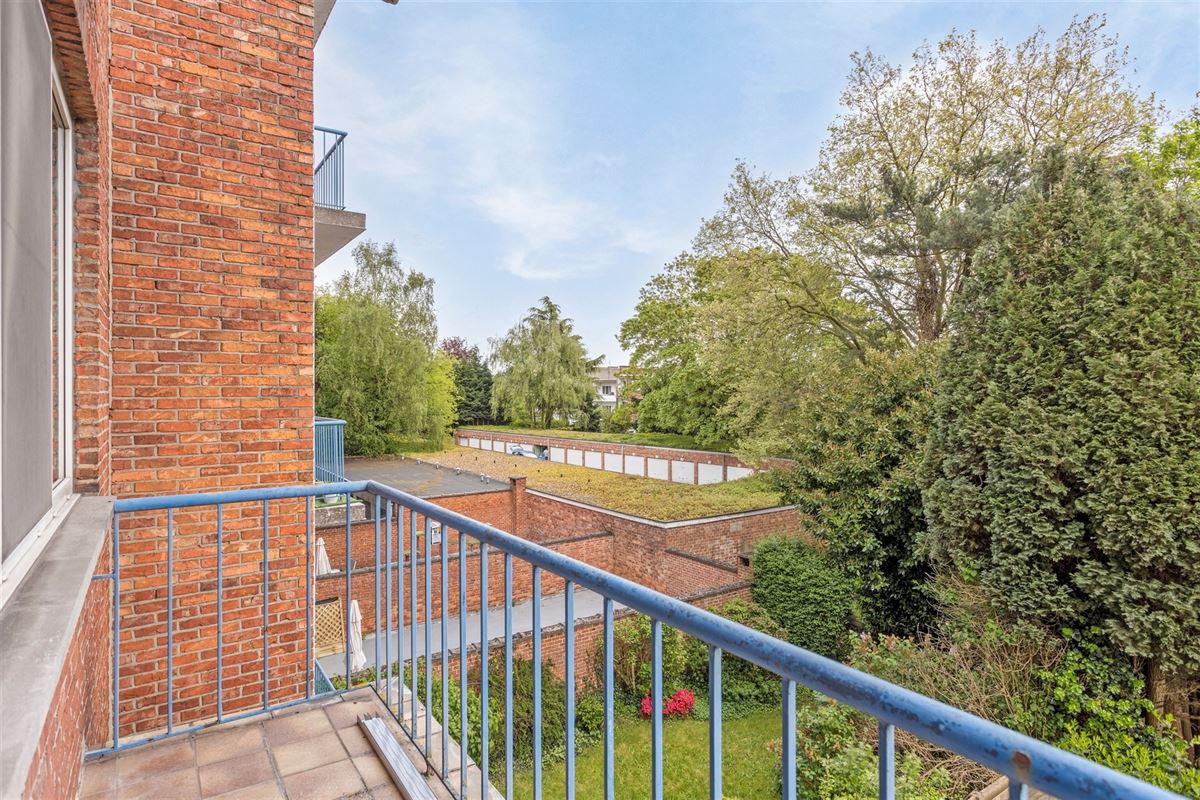 Wilrijk : trendy en cosy gerenoveerd 2 slaapkamer appartement met veel lichtinval + Z-terras.