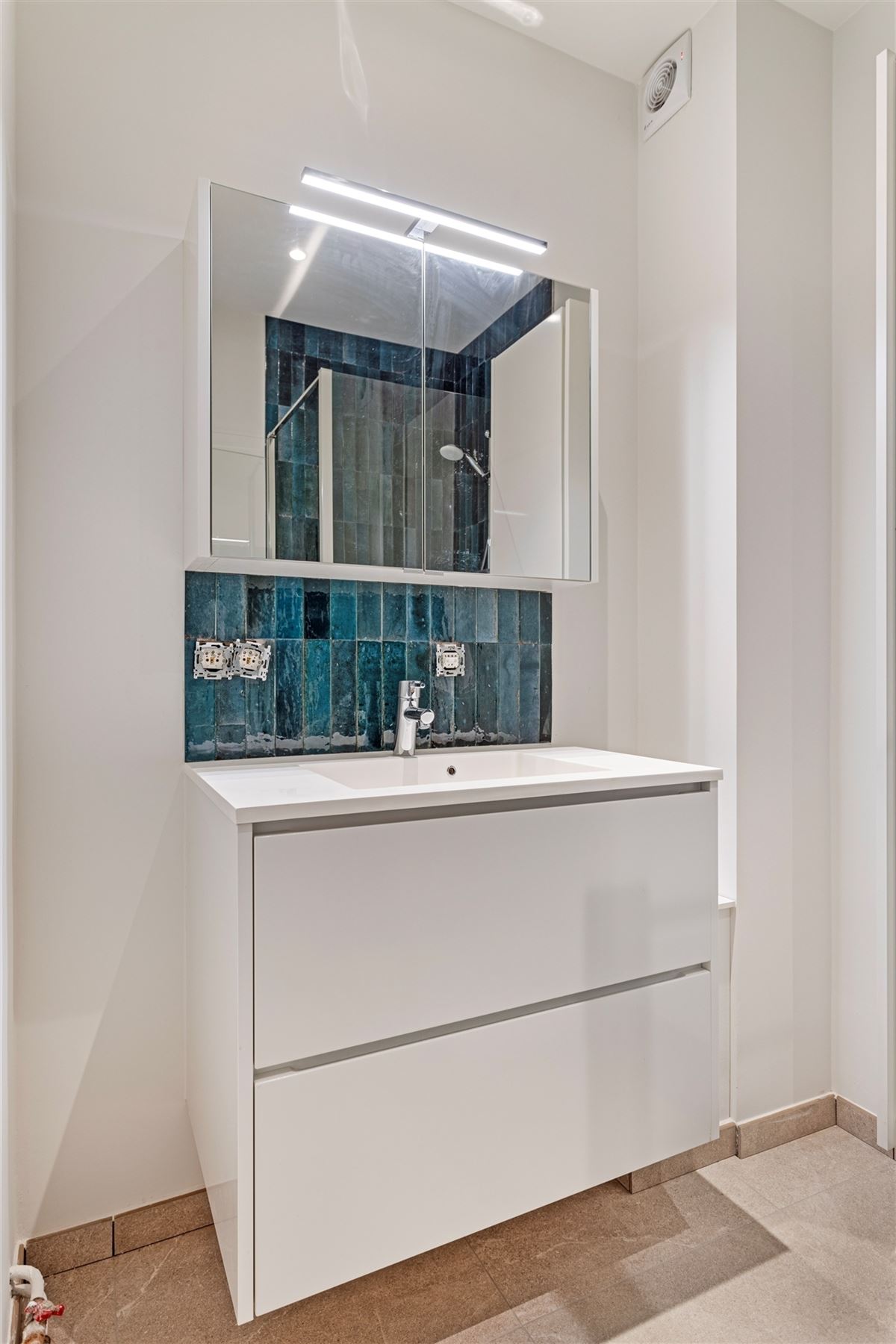 Wilrijk : trendy en cosy gerenoveerd 2 slaapkamer appartement met veel lichtinval + Z-terras.