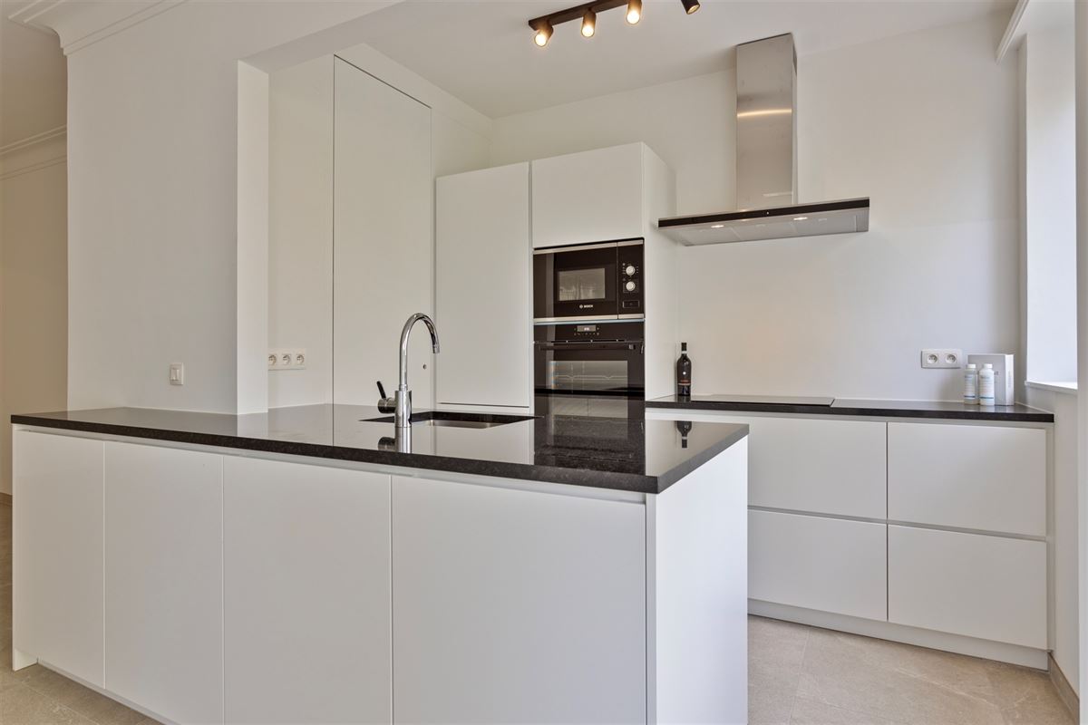 Wilrijk : trendy en cosy gerenoveerd 2 slaapkamer appartement met veel lichtinval + Z-terras.