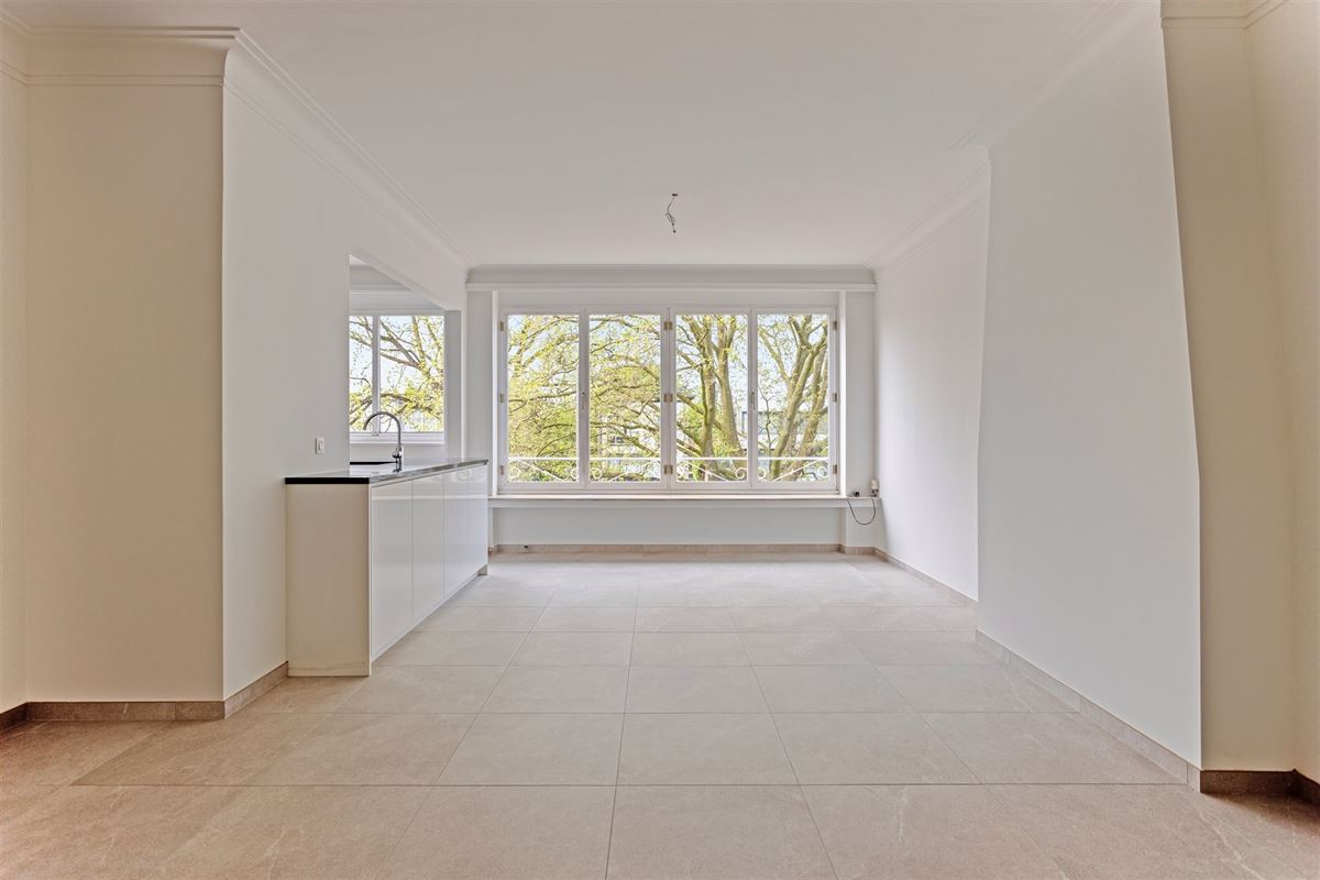 Wilrijk : trendy en cosy gerenoveerd 2 slaapkamer appartement met veel lichtinval + Z-terras.