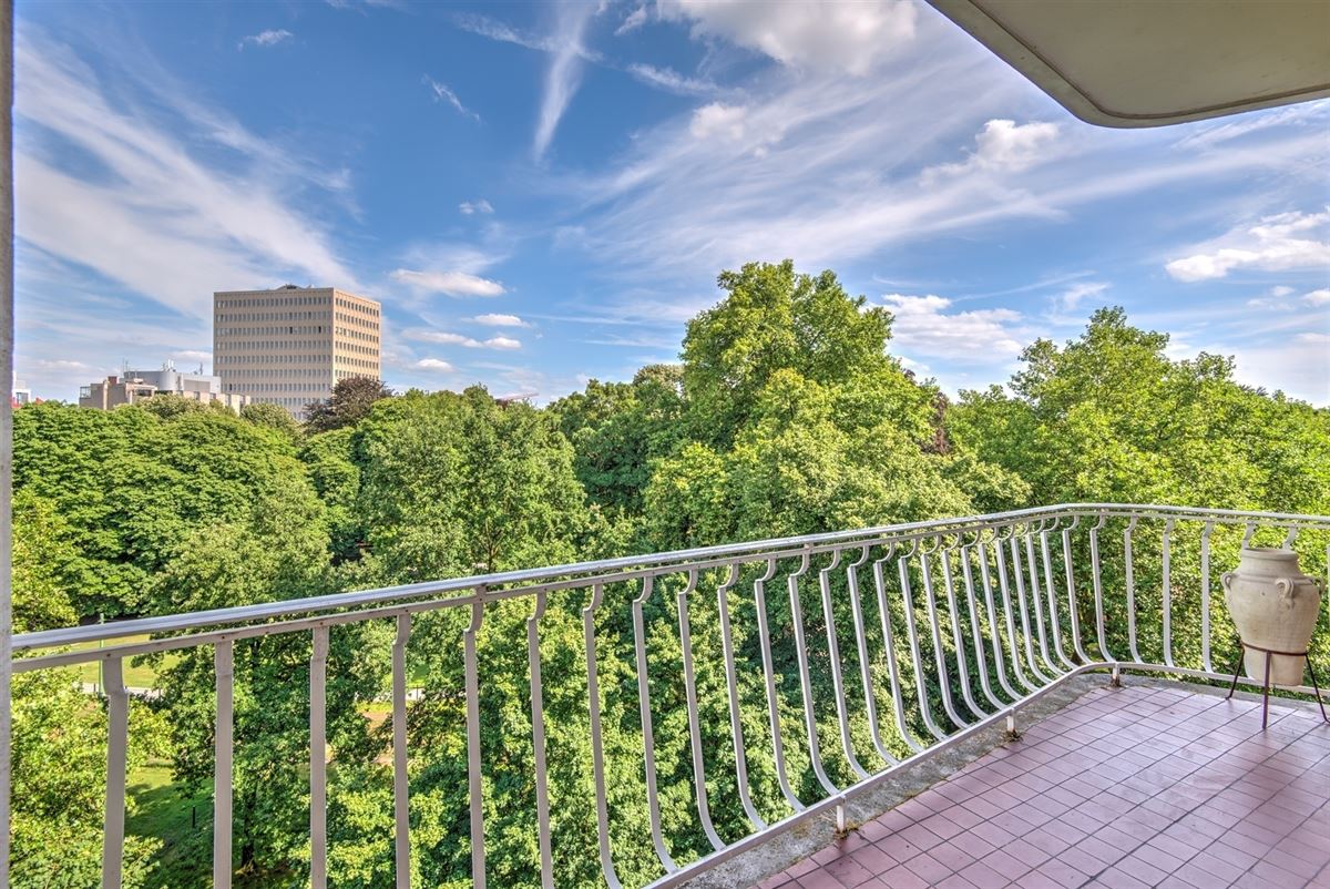 Ruim 2 slaapkamer appartement (ca 152m²) met balkon en prachtig zicht op het Albert - en Harmoniepark.