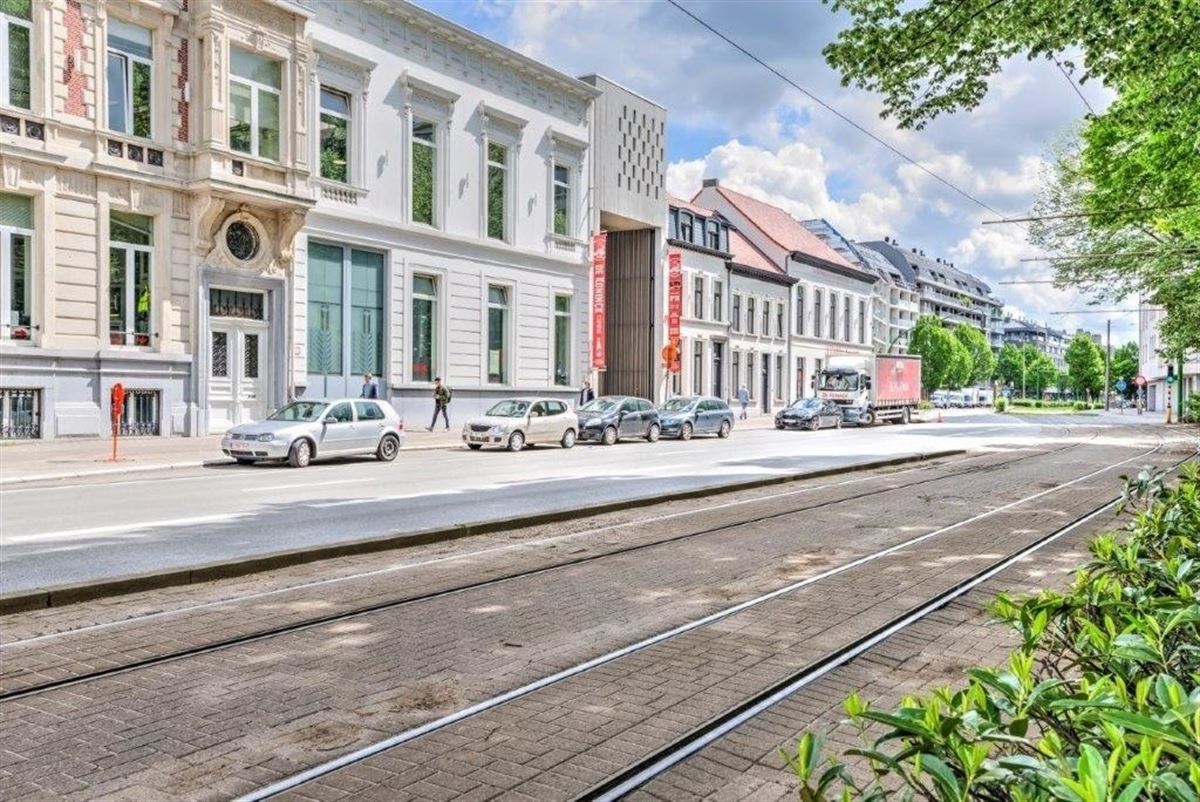 Ruim 2 slaapkamer appartement (ca 152m²) met balkon en prachtig zicht op het Albert - en Harmoniepark.