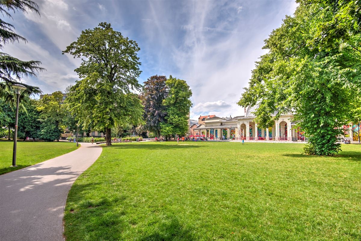 Ruim 2 slaapkamer appartement (ca 152m²) met balkon en prachtig zicht op het Albert - en Harmoniepark.