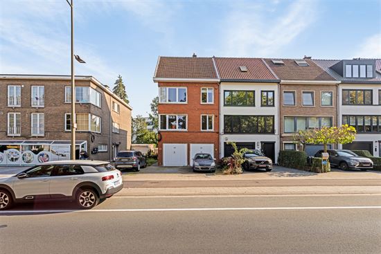 2 slaapkamer appartement met terras en oprit.