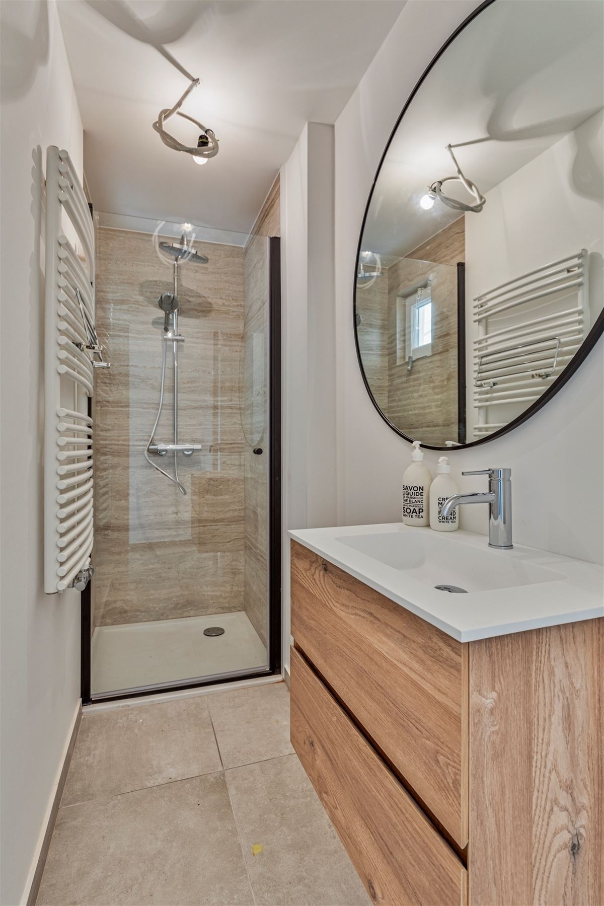 Gerenoveerd gelijkvloers appartement met tuin.