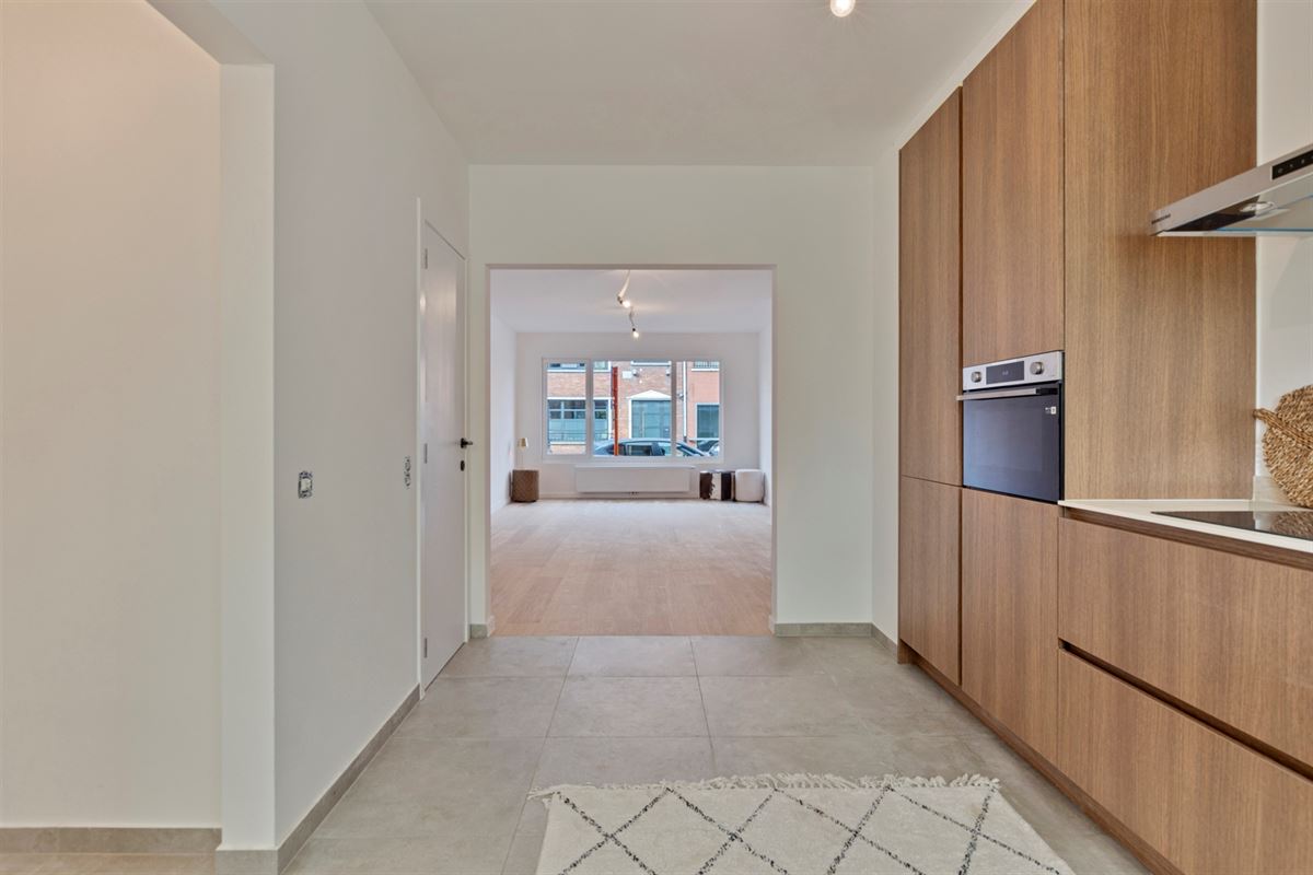 Gerenoveerd gelijkvloers appartement met tuin.