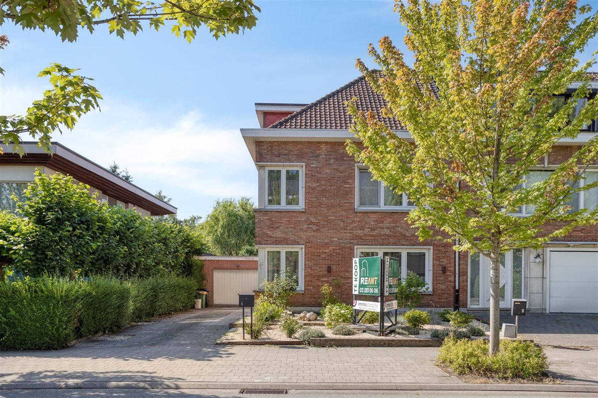 Instapklare halfopen bebouwing met garage te Edegem