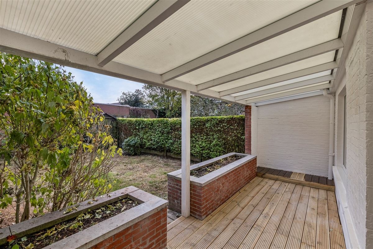 Gerenoveerd gelijkvloers appartement met tuin.