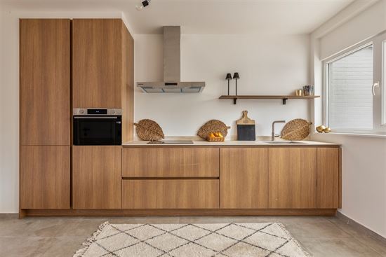 Gerenoveerd gelijkvloers appartement met tuin.