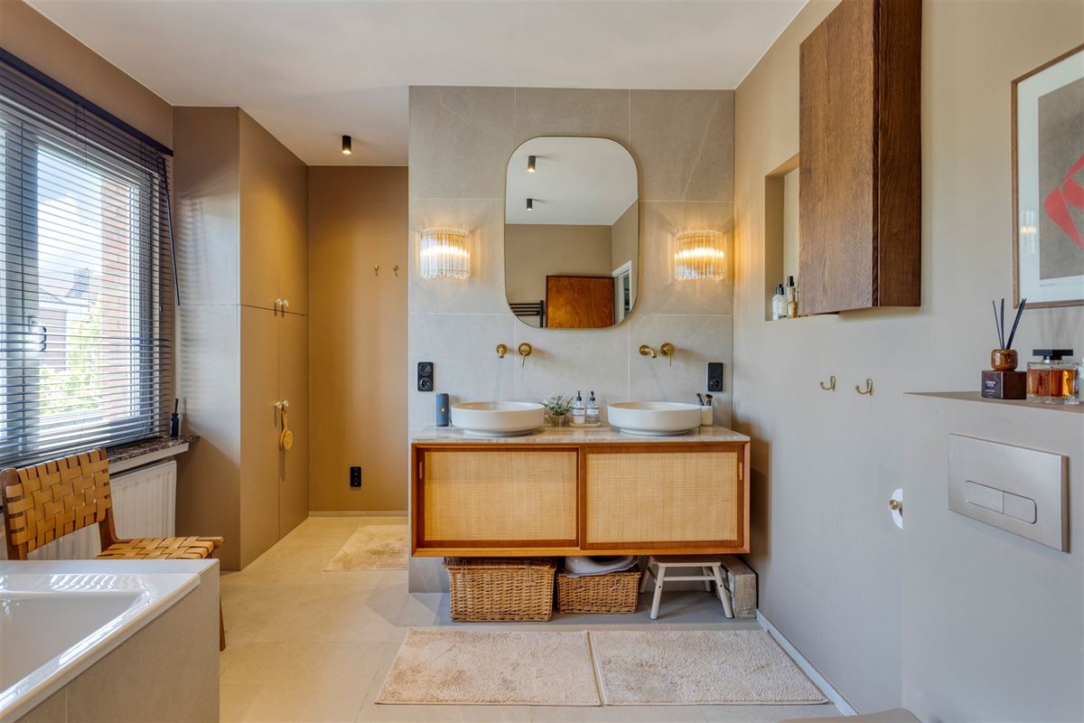 Instapklare halfopen bebouwing met garage te Edegem