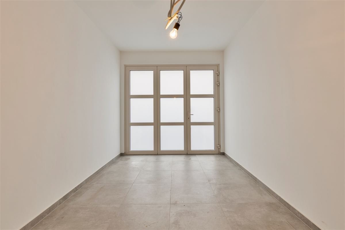 Gerenoveerd gelijkvloers appartement met tuin.