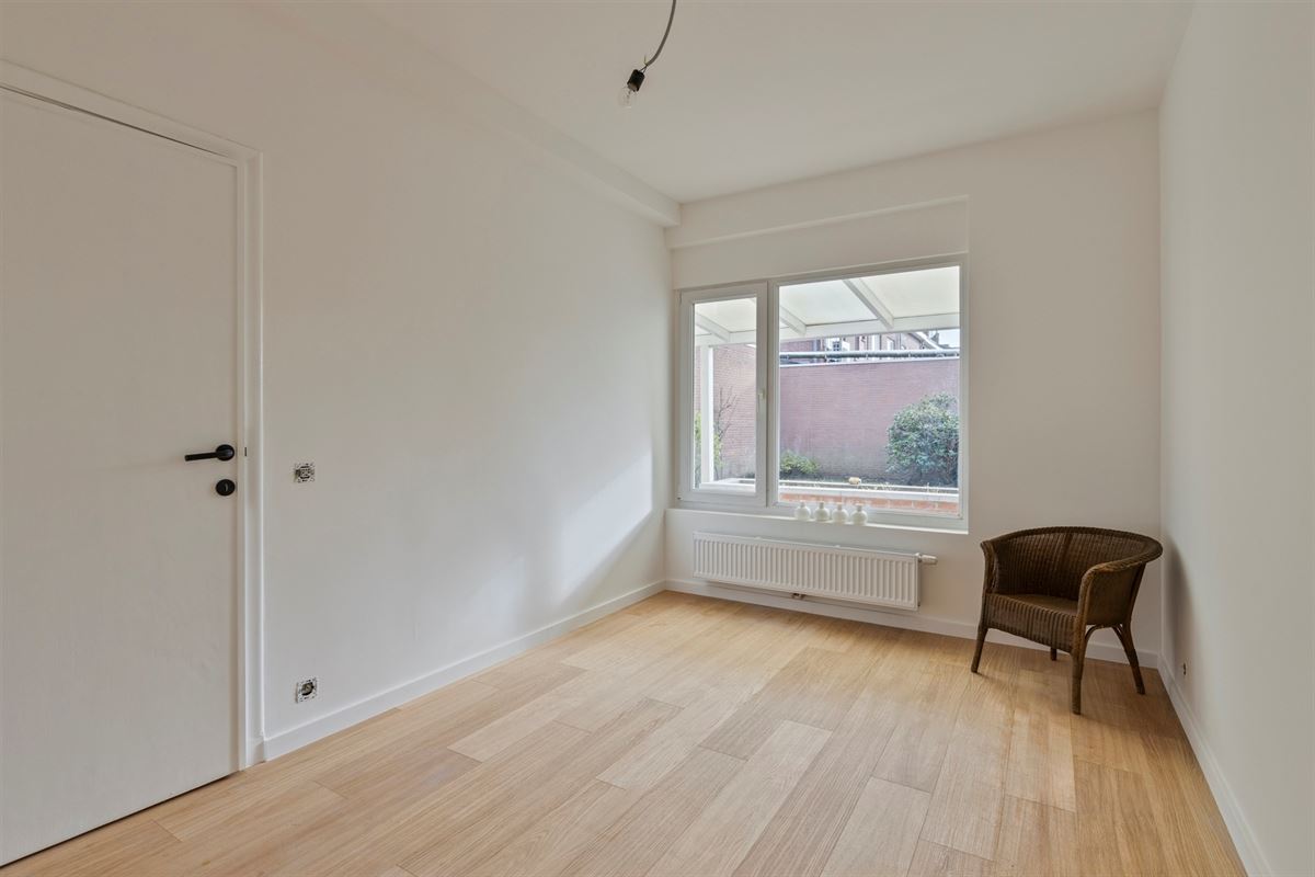 Gerenoveerd gelijkvloers appartement met tuin.