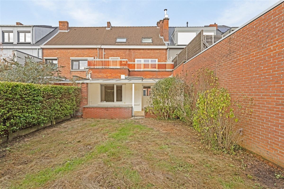 Gerenoveerd gelijkvloers appartement met tuin.