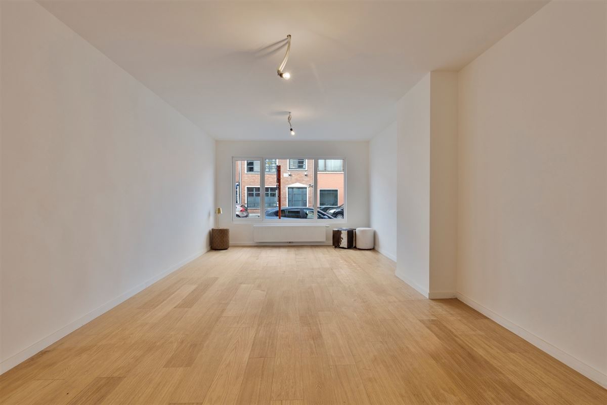 Gerenoveerd gelijkvloers appartement met tuin.