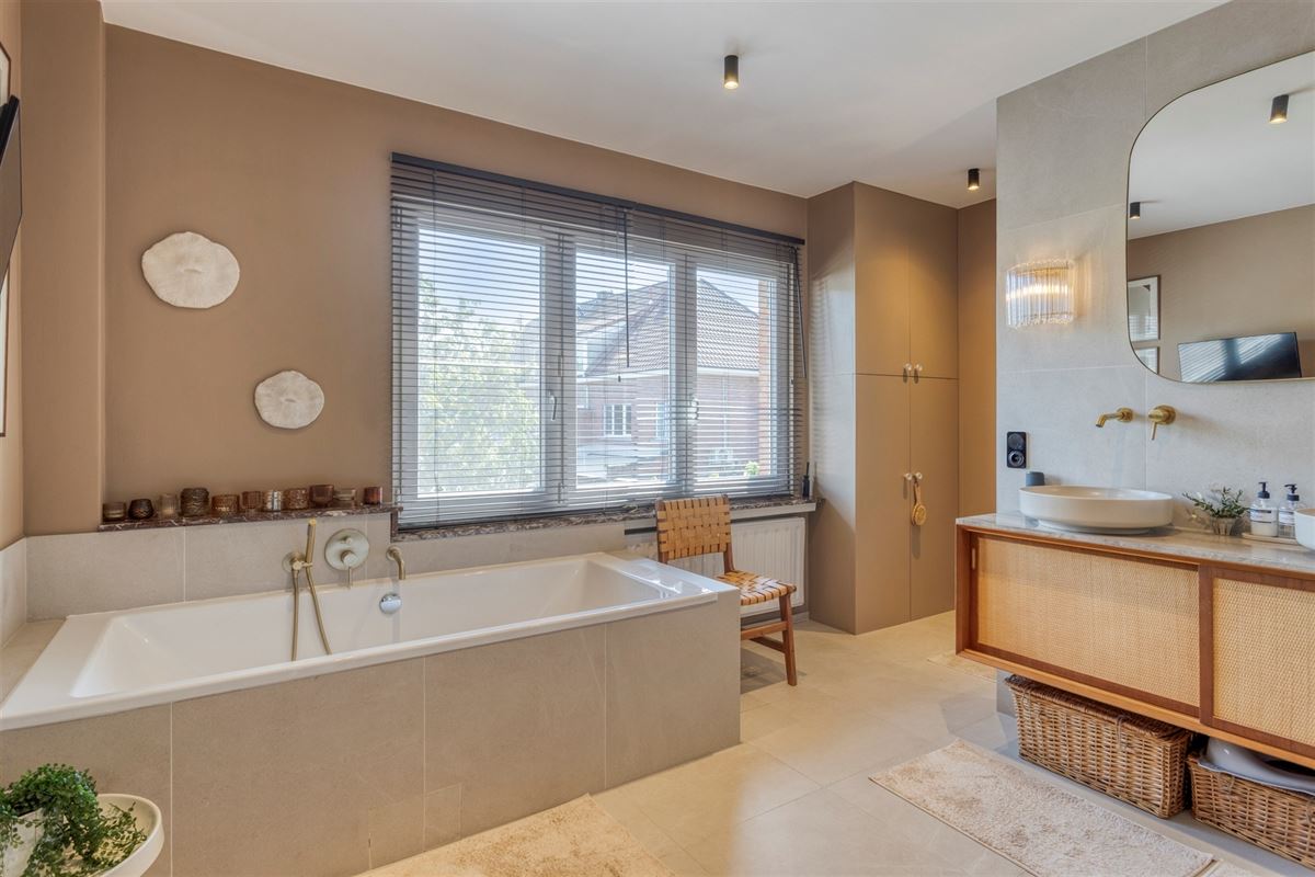 Instapklare halfopen bebouwing met garage te Edegem